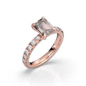 טבעת אירוסין אמרלד סוליטר קלאסית 1.5 קראט עם 16 אבנים צדדיות